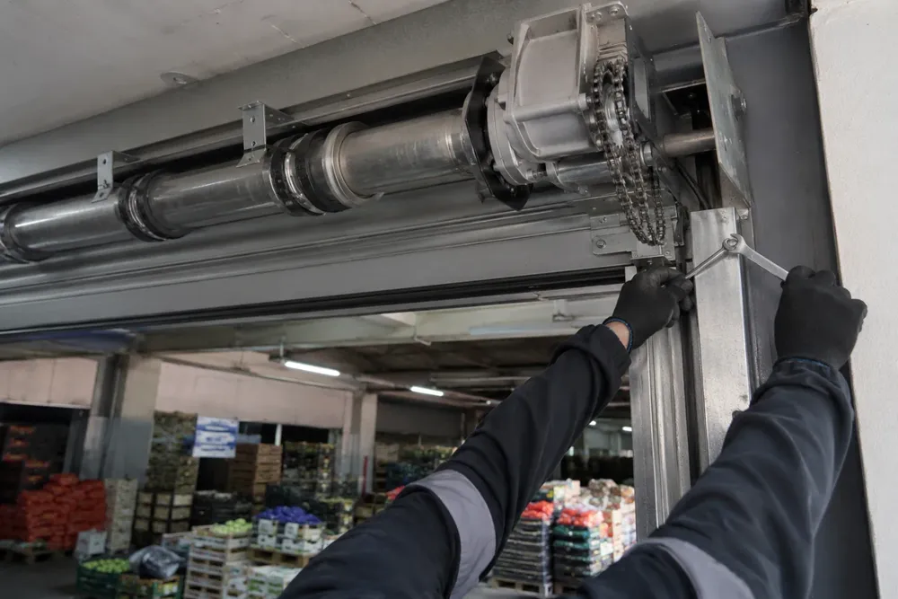 Bayrampaşa kepenk sisteminde teknik kontrol yapan ProKepenk teknisyeni
